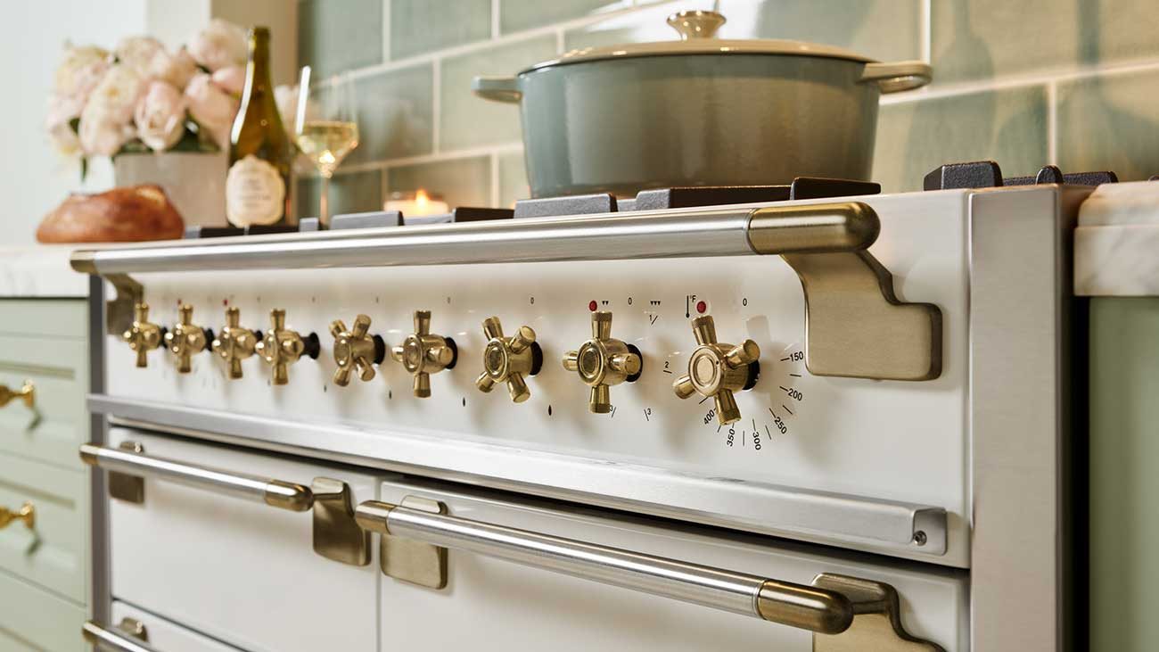 Cross-shaped knobs